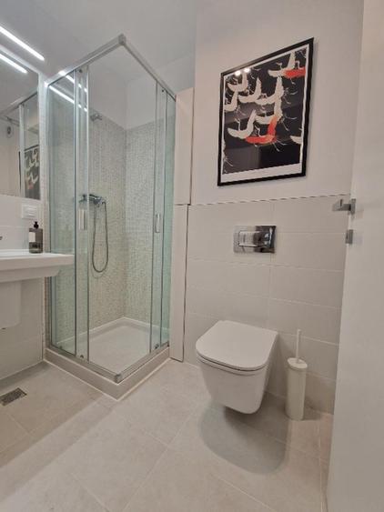 Apartament cu 3 camere semidecomandat, mobilat în Băneasa