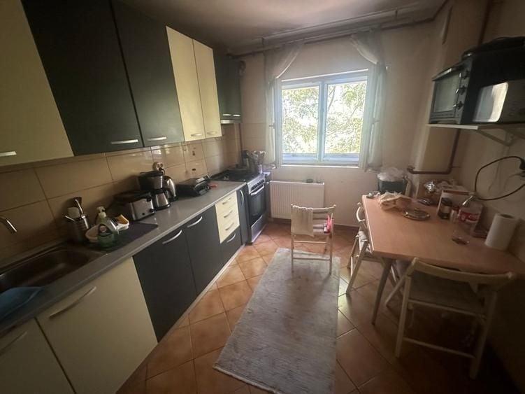 Apartament cu 3 camere semidecomandat, mobilat în Colentina