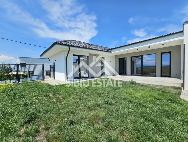 Duplex cu 4 camere cu Canalizare în Roșia