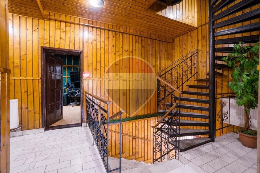 Casă individuală cu 10 camere cu Teren 352 Mp în Castelul Peleș