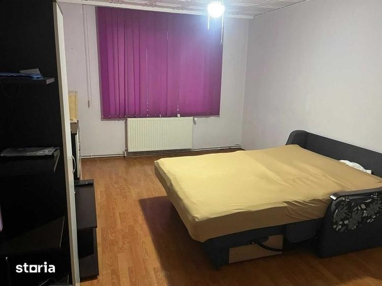 Apartament cu 3 camere decomandat în Florilor
