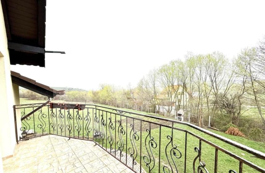 Casă individuală cu 4 camere cu Garaj în Sadu