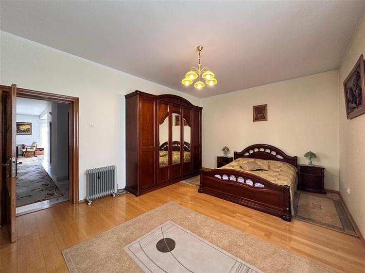 Casă individuală cu 10 camere cu Teren 2418 Mp în Central