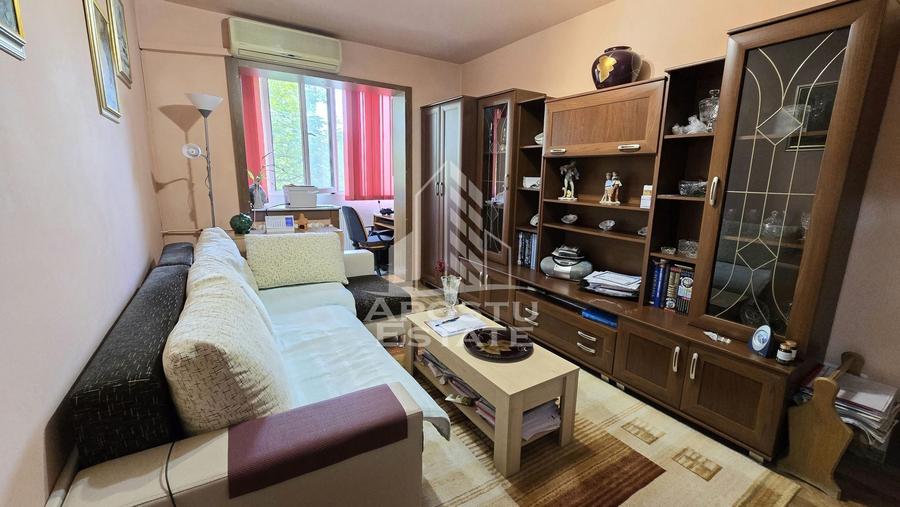 Apartament cu 3 camere semidecomandat în Dacia