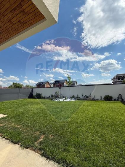 Casă individuală cu 5 camere cu Piscina în Central