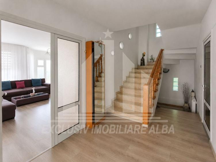 Casă individuală cu 8 camere cu Canalizare în Cetate