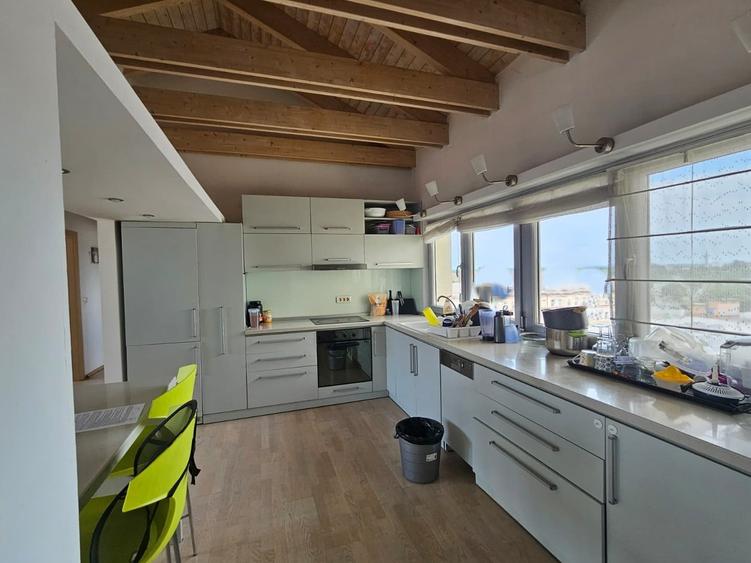 Penthouse cu 4 camere decomandat, mobilat în Complex Studențesc