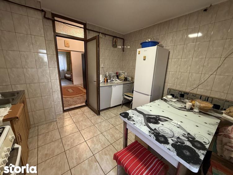 Apartament cu 4 camere decomandat în Micro 20