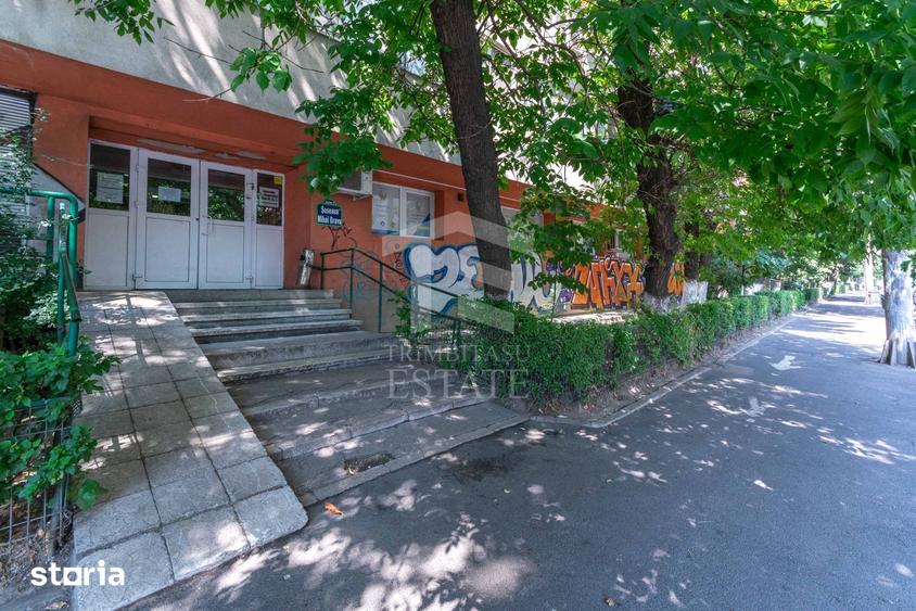 Apartament cu 3 camere semidecomandat în Moșilor