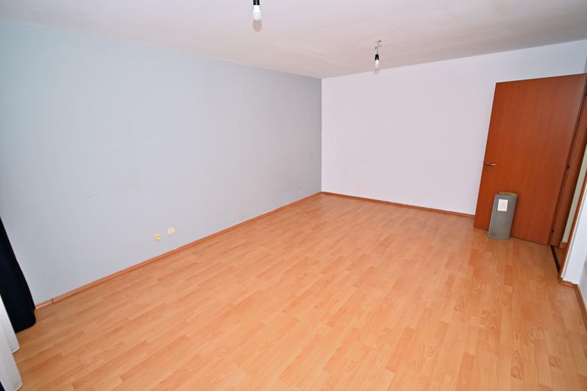 Apartament cu 4 camere semidecomandat în Aviației