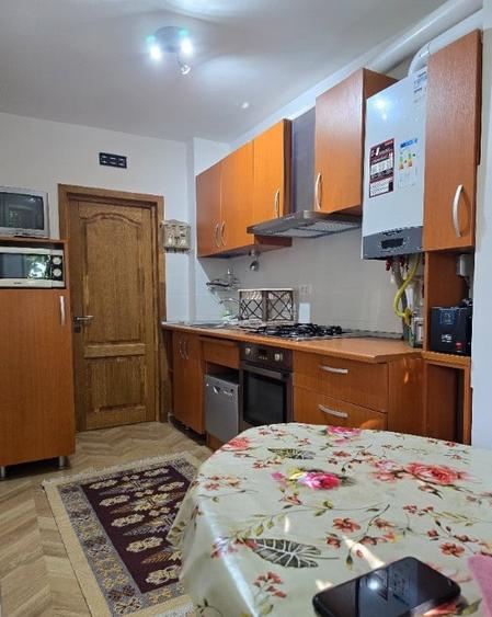 Apartament cu 3 camere semidecomandat, mobilat în 1 Mai
