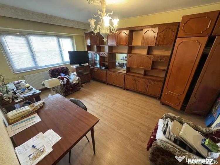 Apartament cu 3 camere decomandat, mobilat în Casa de Cultură