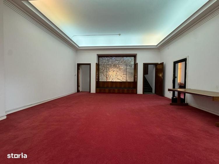 Spațiu comercial, de 3,500 mp, în Romană