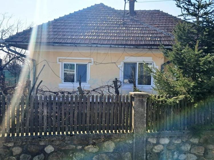 Casă cu 3 camere cu Teren 917 Mp în Polovragi