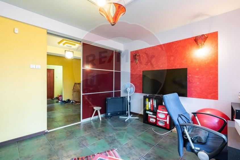 Casă individuală cu 5 camere cu Piscina în Izvorani