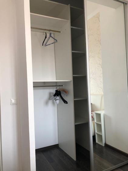 Apartament cu 3 camere semidecomandat, mobilat în Băneasa