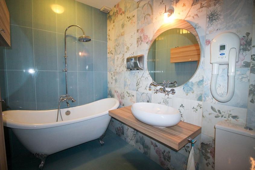 Apartament cu 4 camere semidecomandat, mobilat în Iancu Nicolae