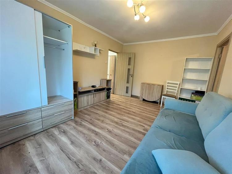 Apartament cu 3 camere semidecomandat în Rogerius