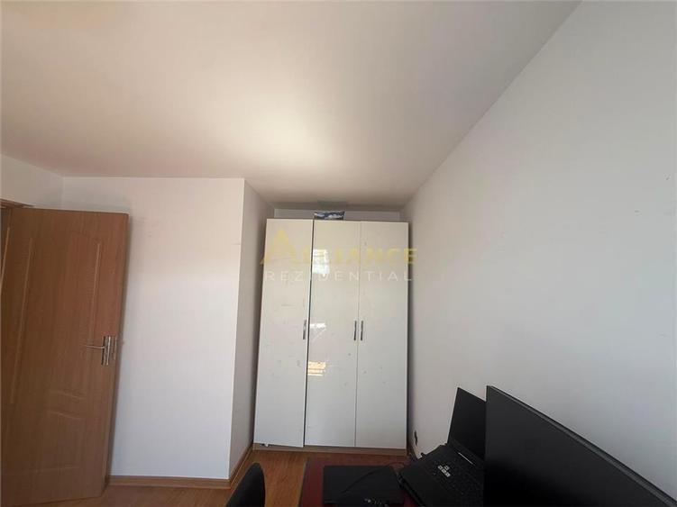 Apartament cu 3 camere semidecomandat în Berceni