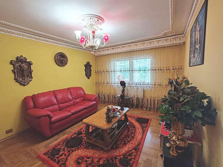 Apartament cu 3 camere semidecomandat în Tractorul