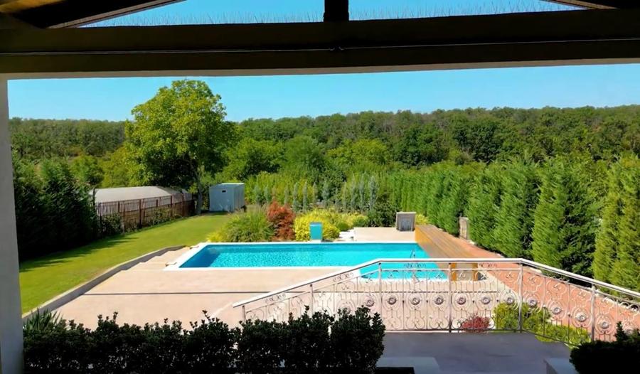 Casă individuală cu 9 camere cu Piscina în Brănești