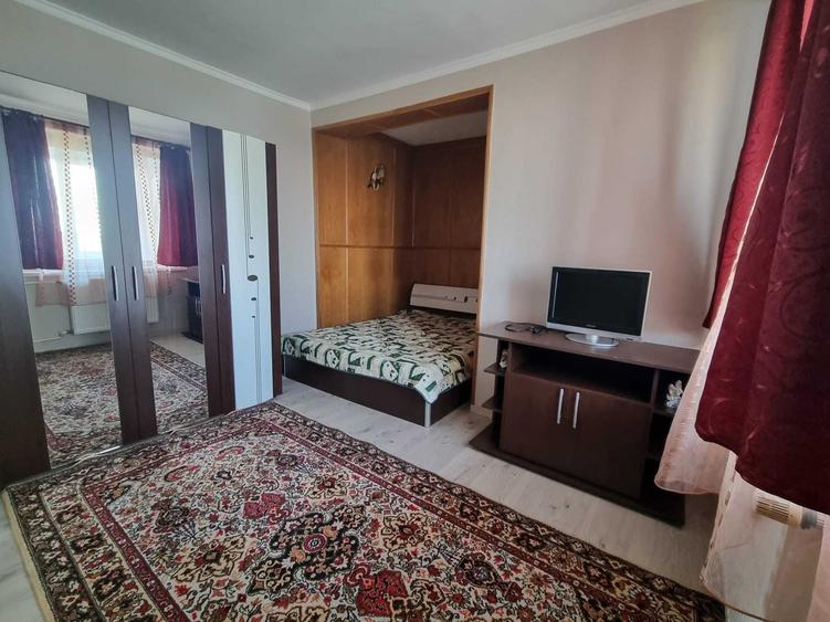 Apartament cu 3 camere decomandat în Exterior Vest