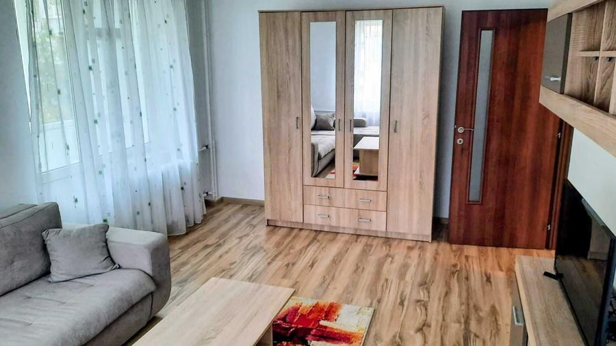 Garsonieră decomandată în Titan