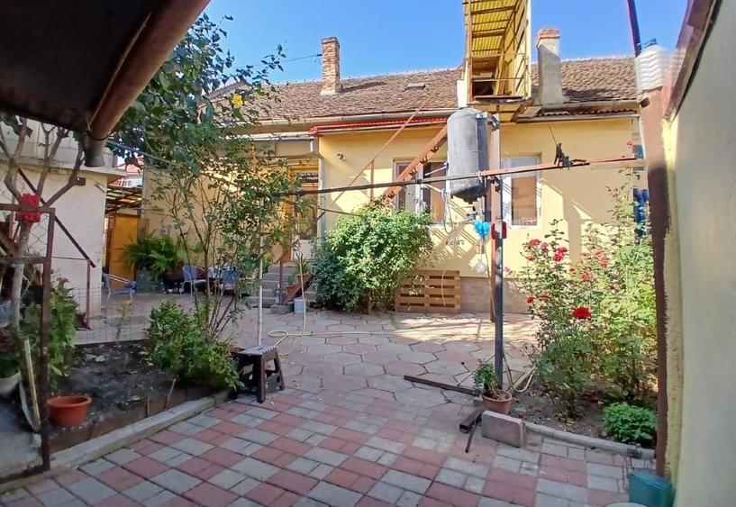 Casă individuală cu 5 camere cu Canalizare în Est