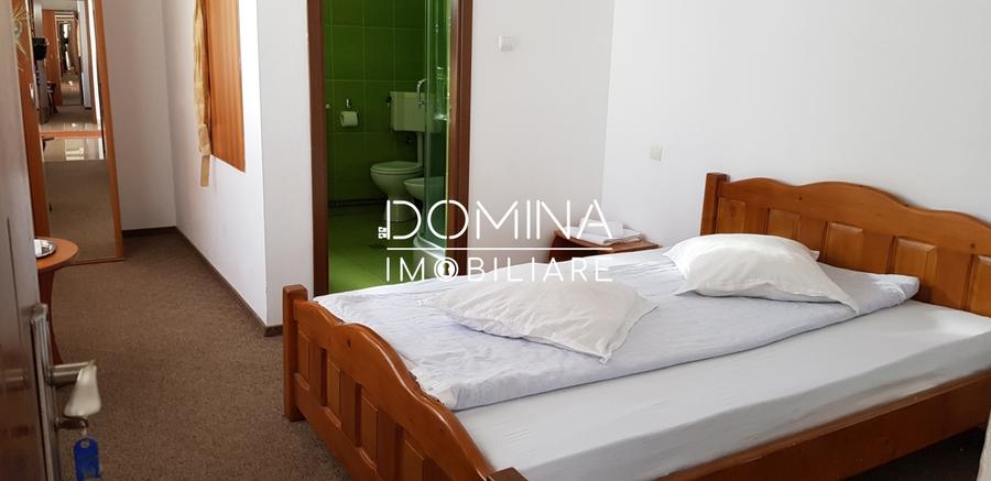 Casă individuală cu 17 camere cu Canalizare în Novaci