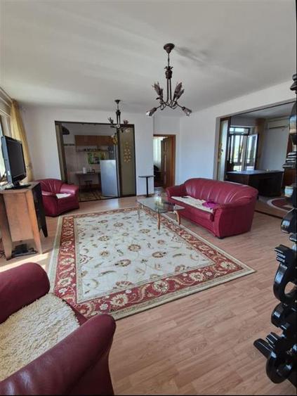 Apartament cu 5 camere decomandat în Domenii