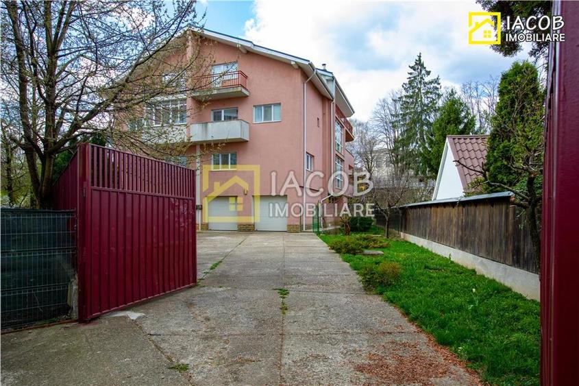Duplex cu 11 camere cu Canalizare în 9 Mai
