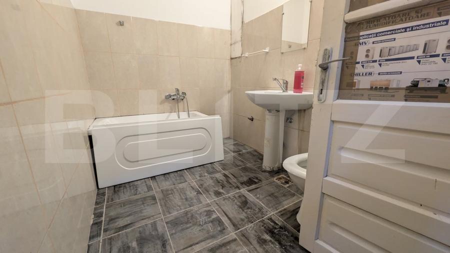 Casă individuală cu 8 camere cu Canalizare în Sud