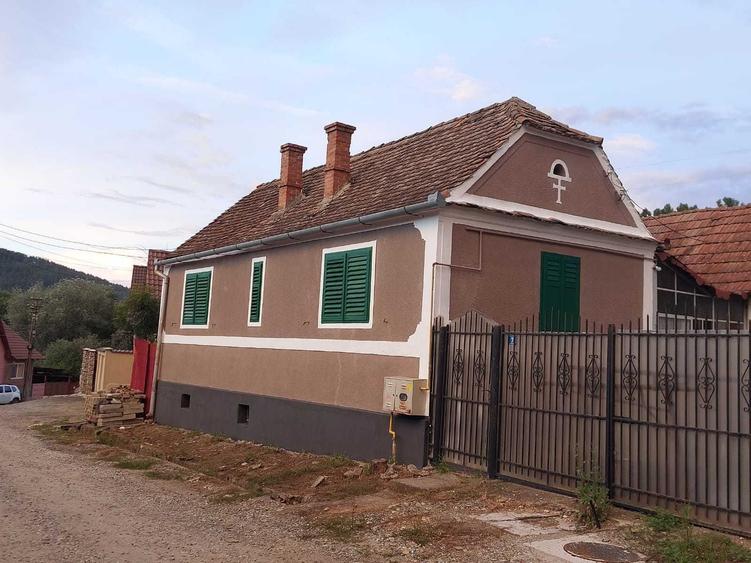 Casă cu 4 camere în Slimnic