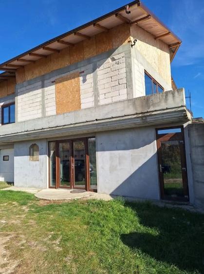 Casă cu Teren 1600 Mp în Călinești