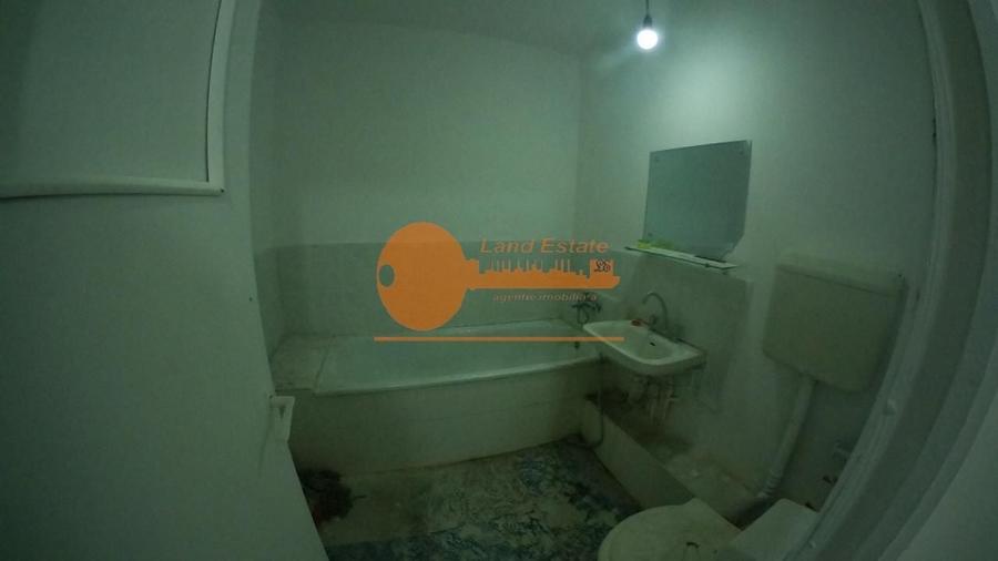 Apartament cu 3 camere semidecomandat în Rahova