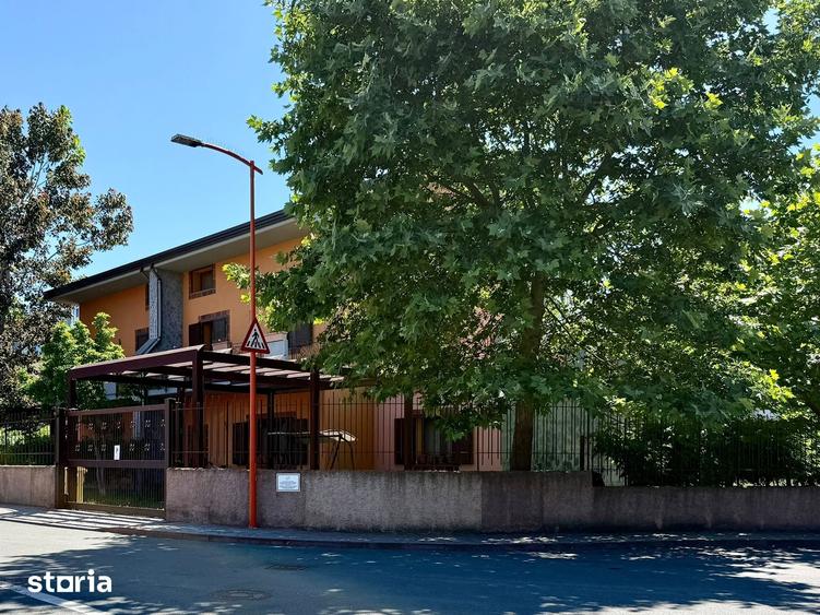 Casă cu 6 camere cu Teren 674 Mp în Delfinariu