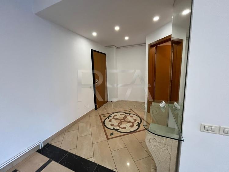 Apartament cu 5 camere decomandat în Primăverii