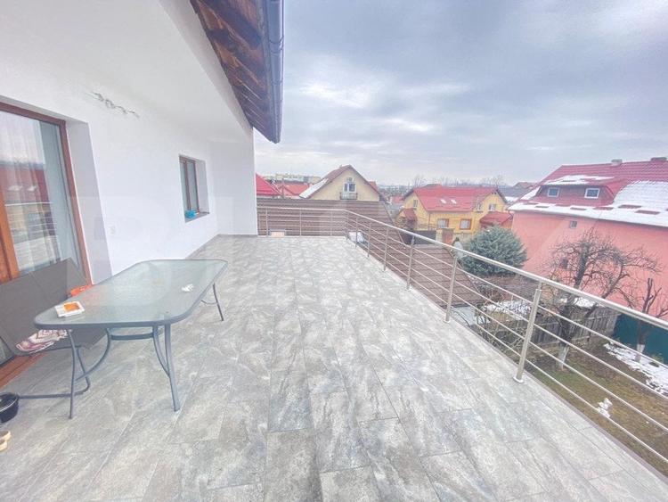 Casă individuală cu 12 camere cu Garaj în Florilor
