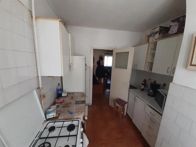Apartament cu 3 camere semidecomandat în Cetate