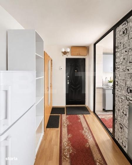 Apartament cu 3 camere semidecomandat în Independenței