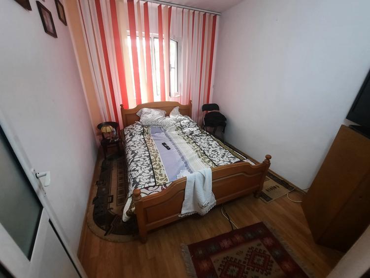 Apartament cu 3 camere semidecomandat, mobilat în Baza 3