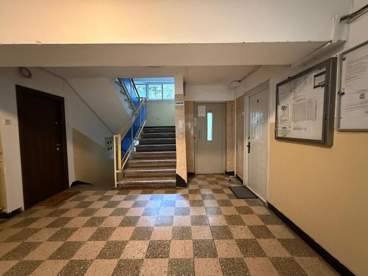 Apartament cu 3 camere semidecomandat în Dristor
