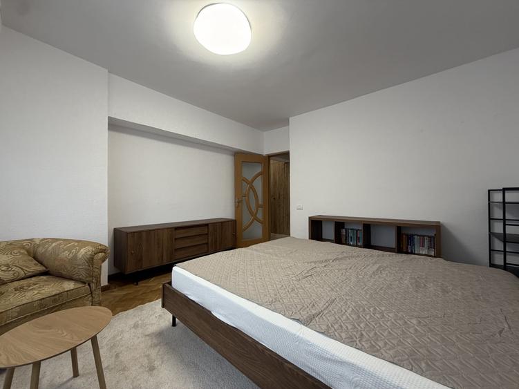 Apartament cu 3 camere decomandat, mobilat în P-ța Unirii