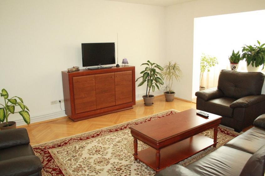 Apartament cu 3 camere decomandat, mobilat în Central