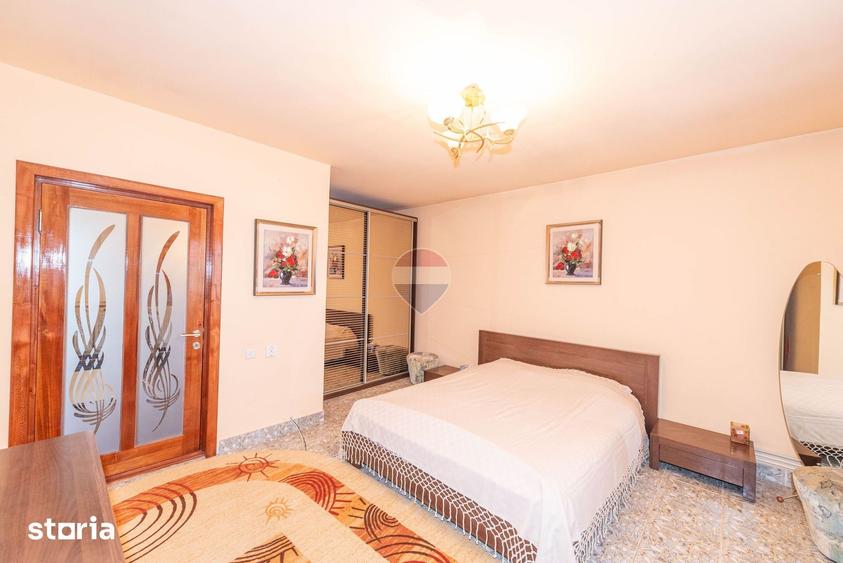 Casă cu 6 camere cu Teren 1000 Mp în Central