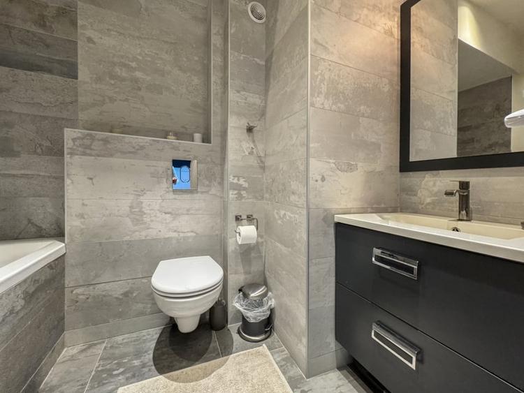 Apartament cu 3 camere semidecomandat, mobilat în Mamaia