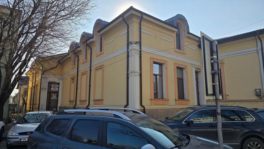 Casă cu 11 camere cu Canalizare în Ultracentral