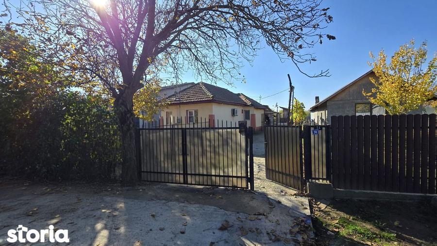 Casă cu 3 camere semidecomandat cu Teren 3197 Mp în Dumbrava