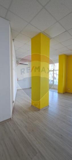 Spațiu comercial, de 83.599998474121 mp, în Est