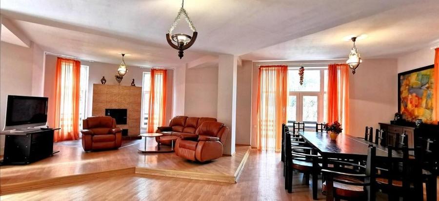 Casă individuală cu 8 camere cu Canalizare în Central